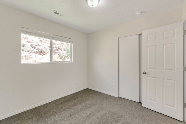 Building Photo - REFRESHED 5-Bedroom Home in Desirable Draper - Pet Friendly - NEW CARPET UPSTAIRS | Refreshed kit...
