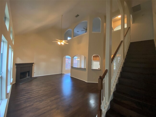 Building Photo - 9210 Hidden Lake E Dr