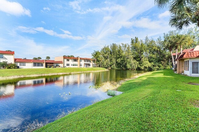Building Photo - 120 Lake Evelyn Dr