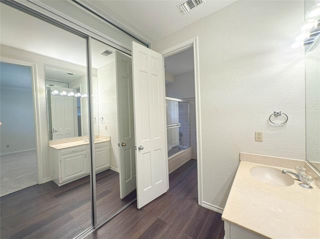 Building Photo - 5991 Lindenshire Ln