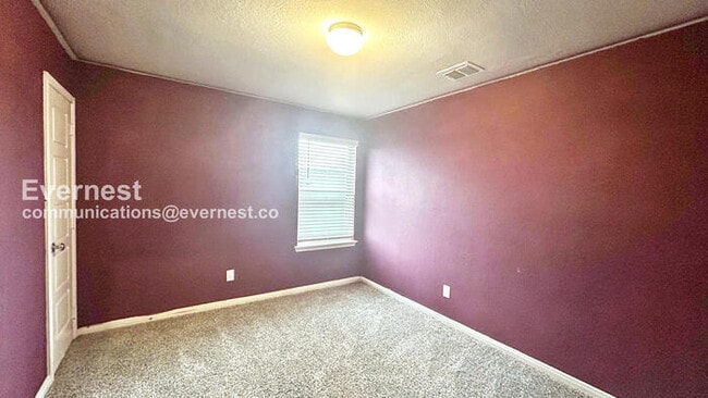 Building Photo - 5 Bed / 2 Bath Home with Fenced Yard & Garage / Pet-Friendly / Vouchers Accepted / Available Now!...