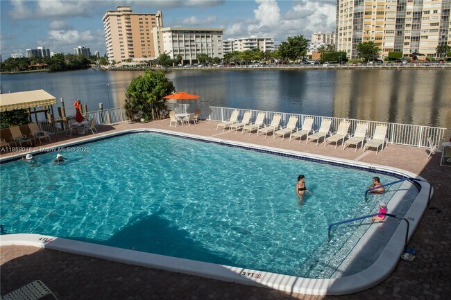 Building Photo - 1833 S Ocean Dr