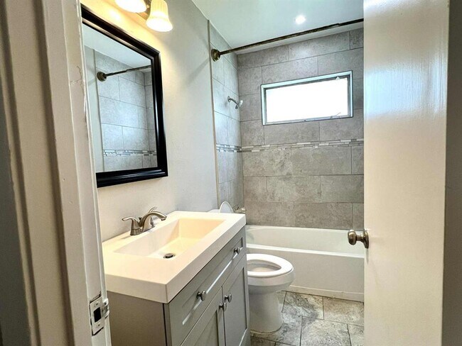 Building Photo - 9529 Chesterfield Dr