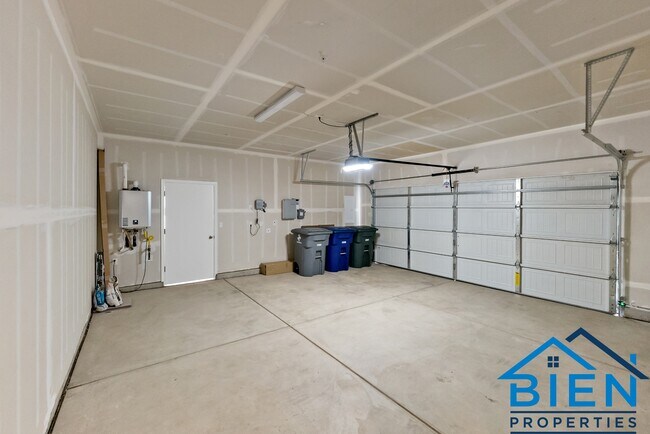 Building Photo - 1227 Las Rosas Ave