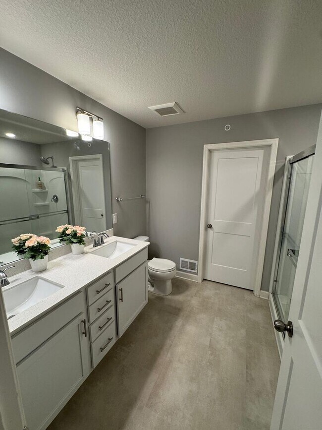 Building Photo - Stunning End Unit 3bed 3bath Townhome in Woodbury!