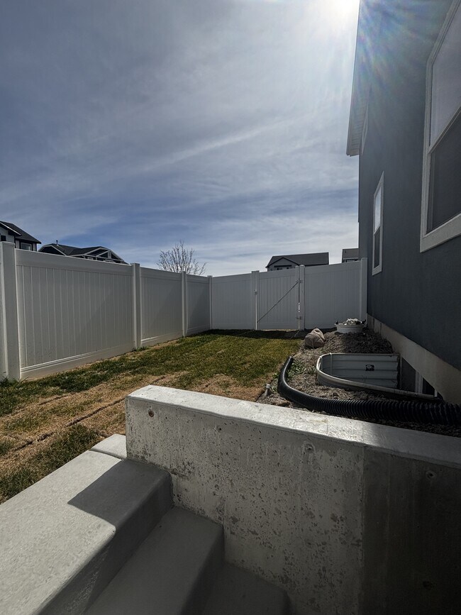 Building Photo - 1373 E Bell Buoy Way