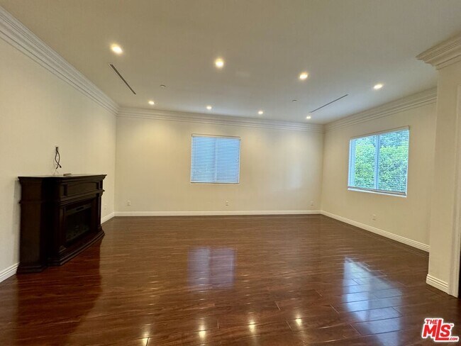 Building Photo - 6234 Carpenter Ave