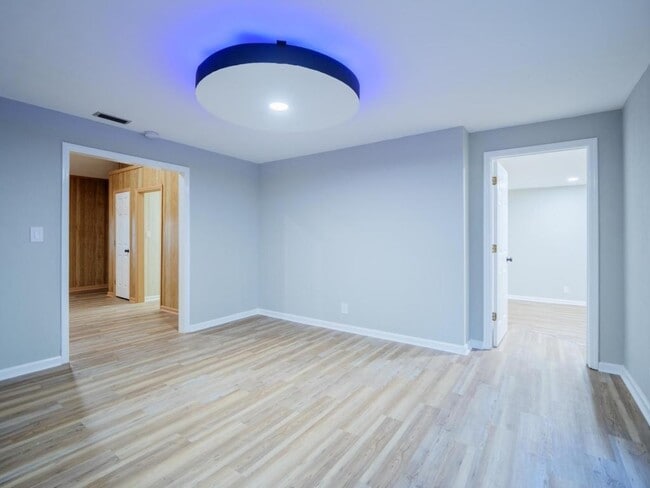 Building Photo - 804 Lakeland Ave