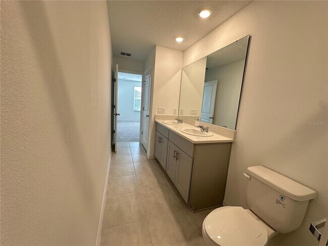 Building Photo - 3030 Skyline Lp