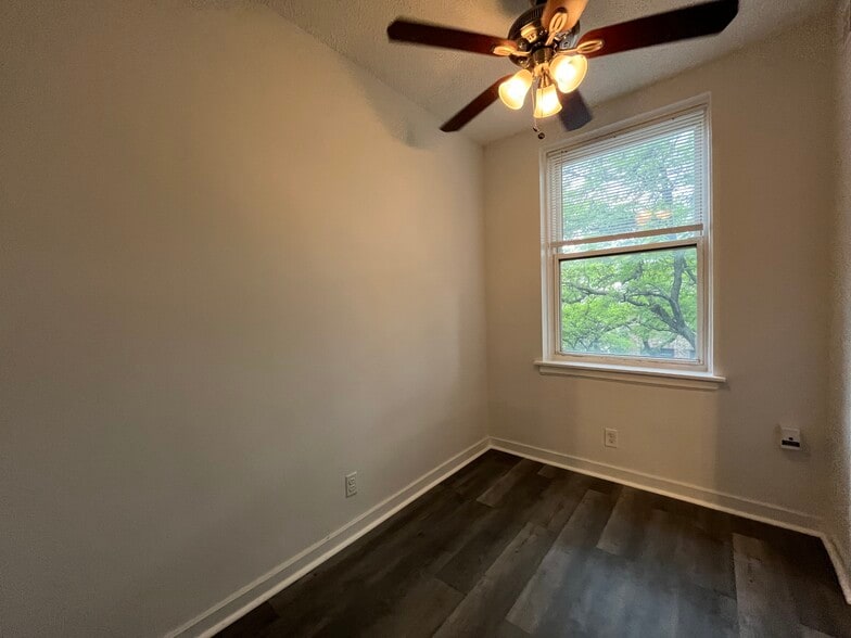 Building Photo - 3727 N Pine Grove Ave