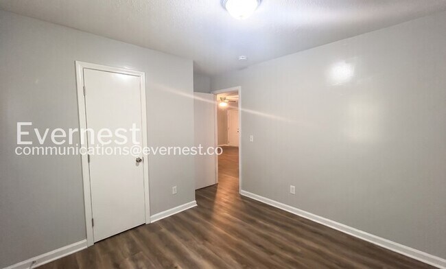 Building Photo - 715 W Creek Cir