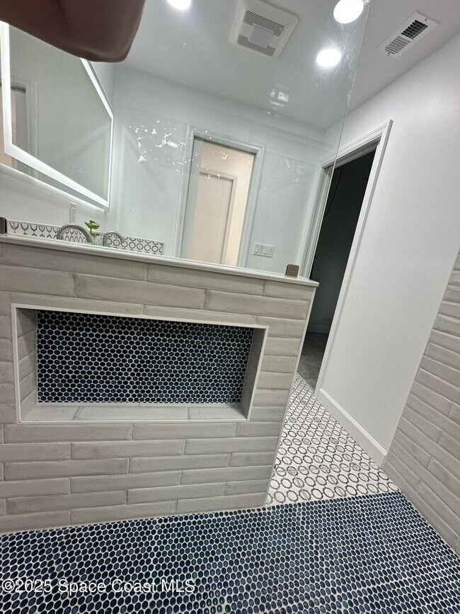 Building Photo - 302 W Osceola Ln