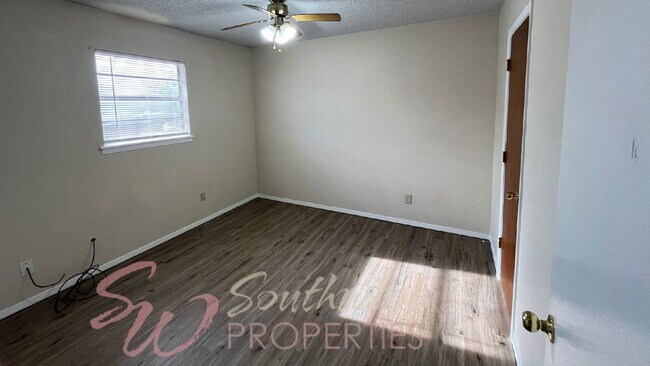 Building Photo - Move in Ready 2 bedroom 1 bath apartment -- Walk to Campus!