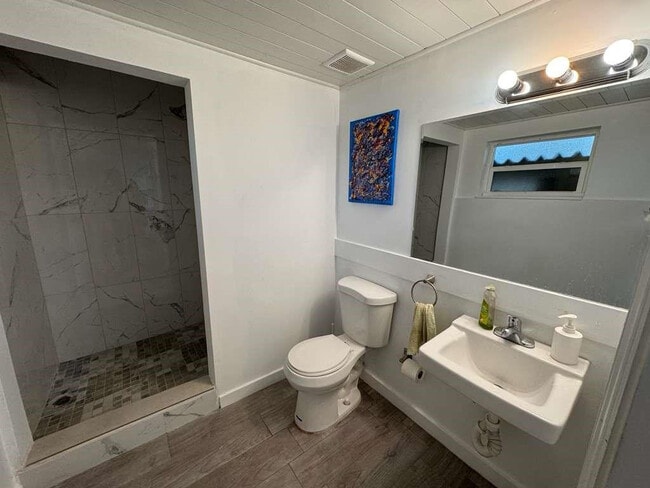 Building Photo - 3350 Powerline Rd