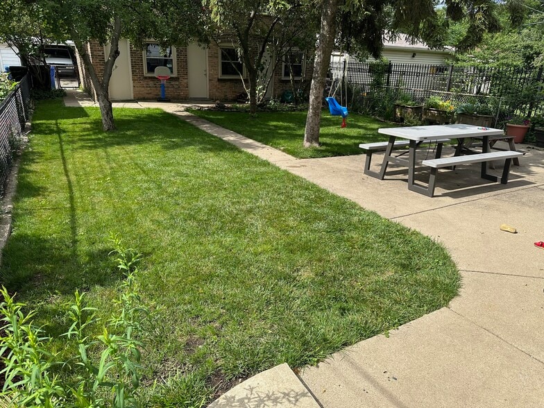 Backyard & Garden - 2733 W Ainslie St