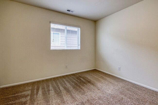 Building Photo - MOVE IN READY! 4 bed plus den - easy I-5 a...