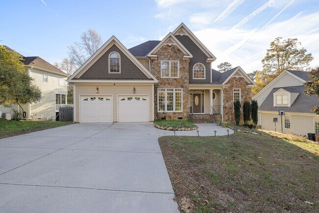 Building Photo - 4 Bed | 2.5 Bath House with Garage