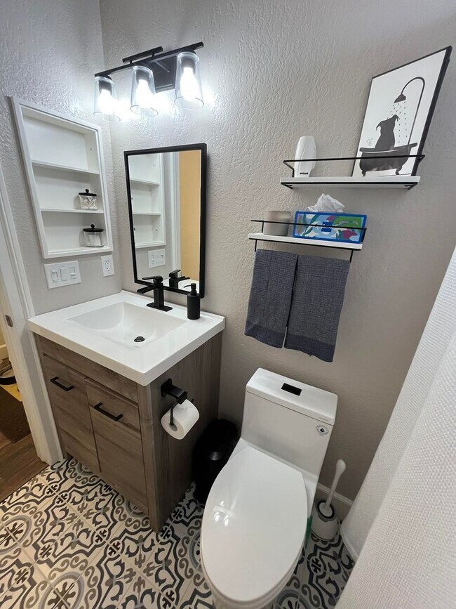 Building Photo - ****Move In Special**** $300 off 1st Month...