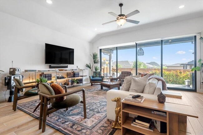 Building Photo - 7905 Catbird Ln