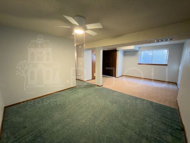 Building Photo - 2560 Clarendon Dr