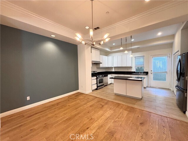 Building Photo - 441 N Los Robles Ave