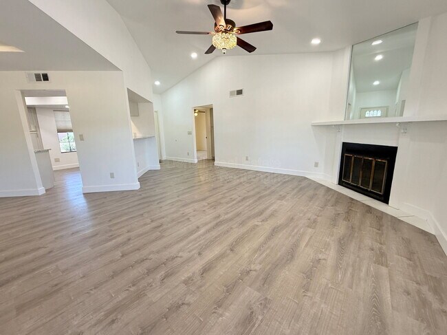 Building Photo - 4536 E Cheyenne Dr