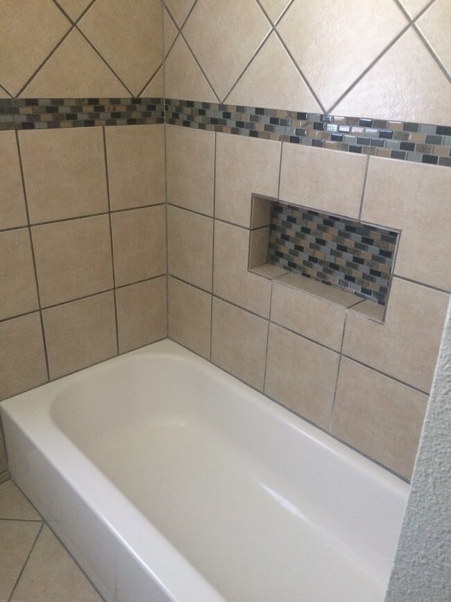 Building Photo - 3/2/1