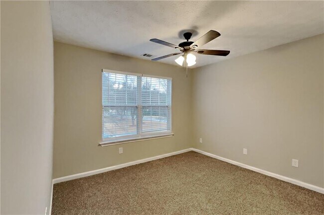 Building Photo - 1719 Silverchase Dr SW