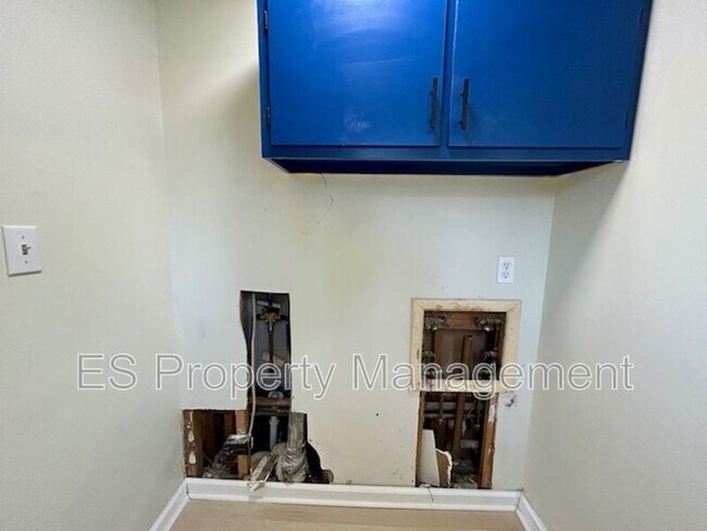 Building Photo - 825 Sweetbriar Ave