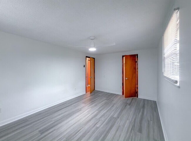 Building Photo - 1210 Carson Dr