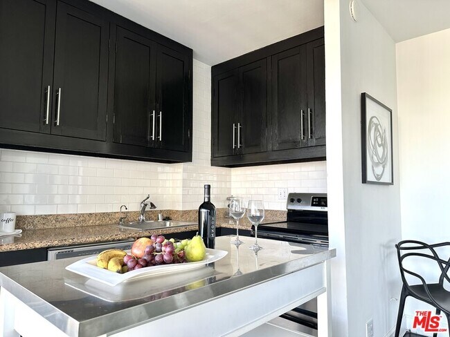 Building Photo - 999 N Doheny Dr