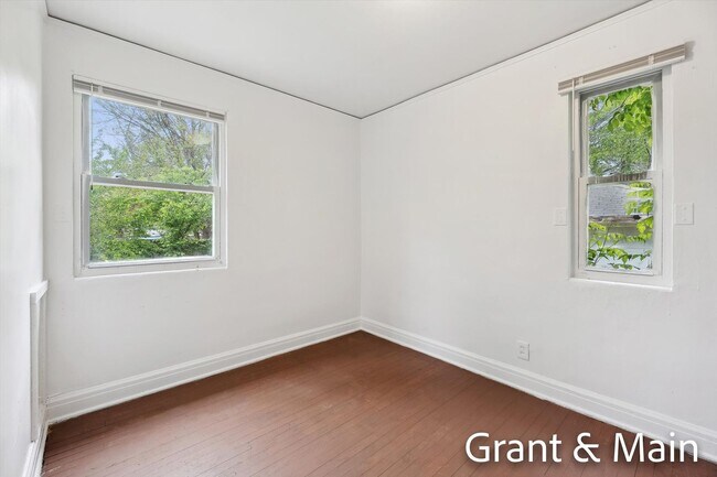 Building Photo - $1250 3 bedroom bungalow