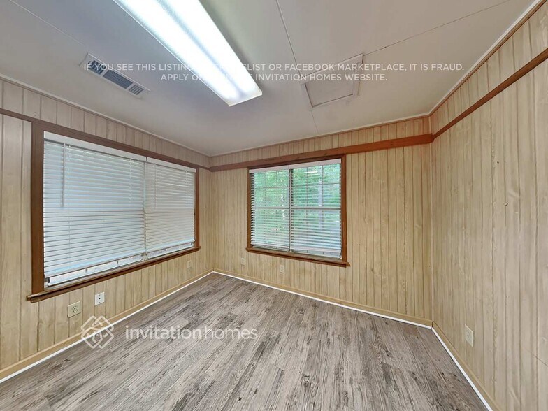 Building Photo - 185 Steeplechase Dr