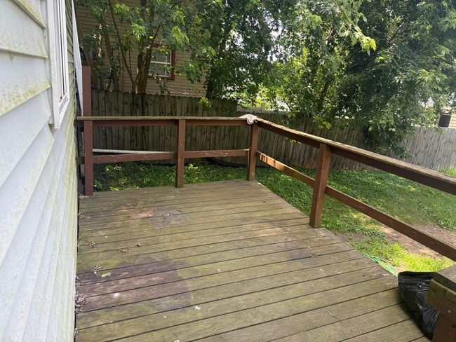 Building Photo - Large 3-Bed 2-Bath Home Uhrichsville