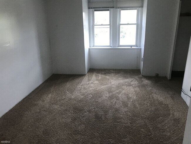 Building Photo - 2 br, 1 bath Triplex - ( August 2023 ) CLO...