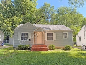 Building Photo - Cute 2 Bedroom Home close to Bass Pro, WOW Museum, restaurants, & Shopping!