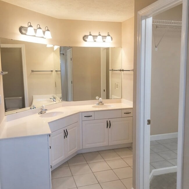 Building Photo - 7300 Senderson Ct