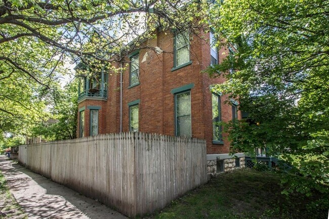 Building Photo - 169 King Ave