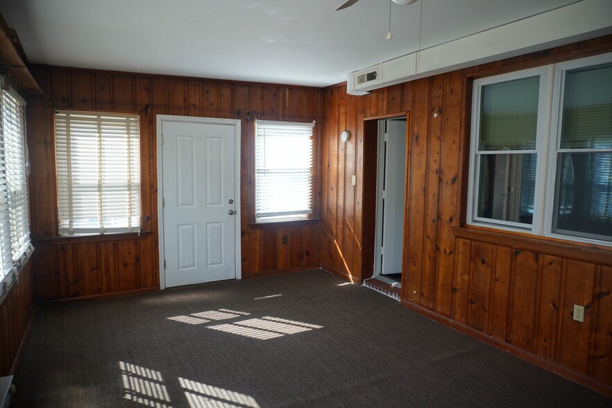 Building Photo - 3033 Hamilton Ave