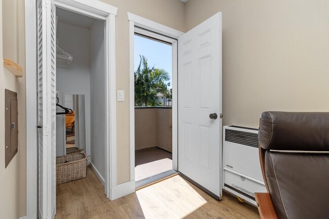 Building Photo - Charming Coastal Studio in Carlsbad - Furnished, all utilities + wi-fi included!