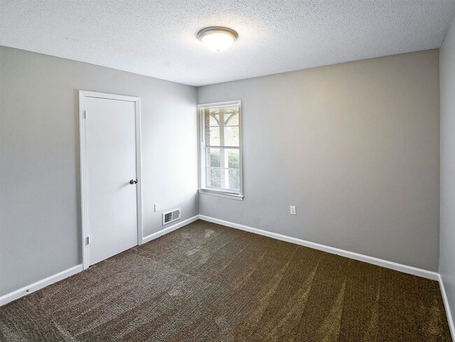 Building Photo - Fully updated 3 bed, 1.5 bath home with wo...