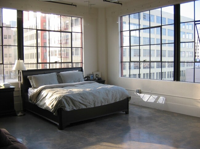 Building Photo - 315 E 8th St