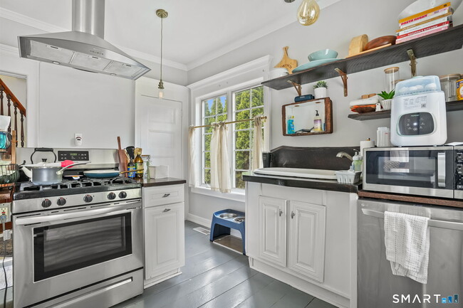 Building Photo - 8 Quintard Ave