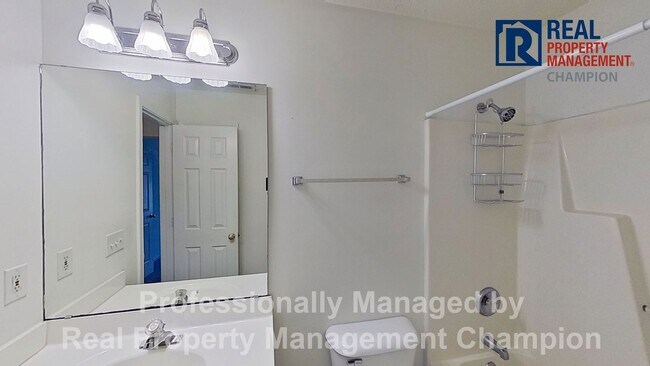 Building Photo - Upper Level Condo in Holton Place w/Community Pool