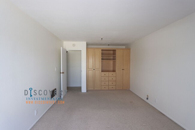 Building Photo - One Plus Bedroom Condo Close to Piedmont A...