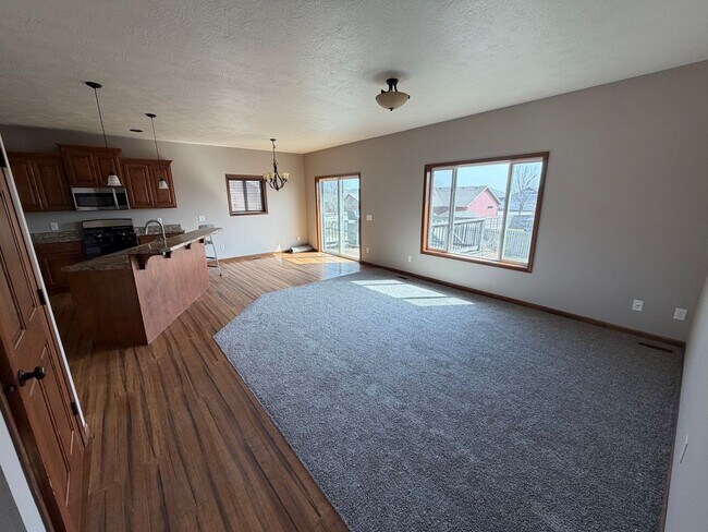 Building Photo - Feels like a New Home!