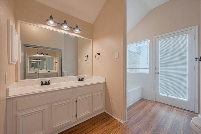 Building Photo - 15827 Beechnut St