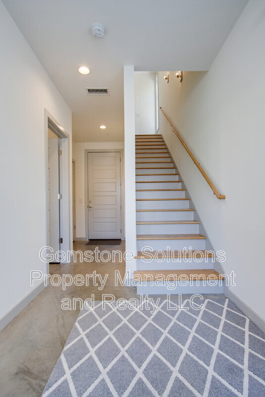 Building Photo - 1028 W Eastland Ave
