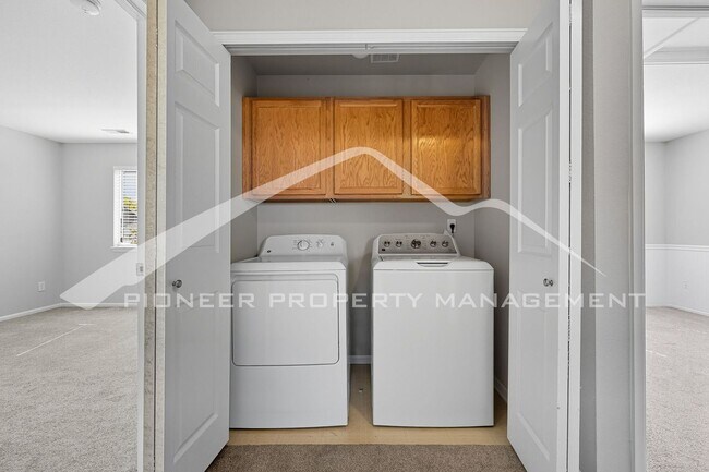 Building Photo - Spacious Home with Central AC and Washer/D...