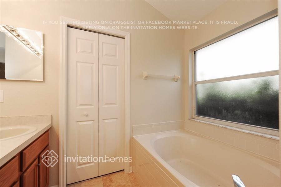 Building Photo - 6037 Weatherwood Cir